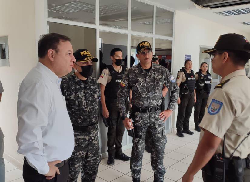 En la UPC de Nueva Prosperina, en Guayaquil, el ministro Juan Zapata recorrió el lugar donde se registró el atentado.