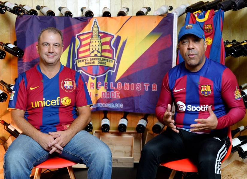 En la imagen, Rafael Escoté (i), miembro de la 'Penya Barcelonista de Miami' posa junto al aficionado dominicano Elian Rodríguez.