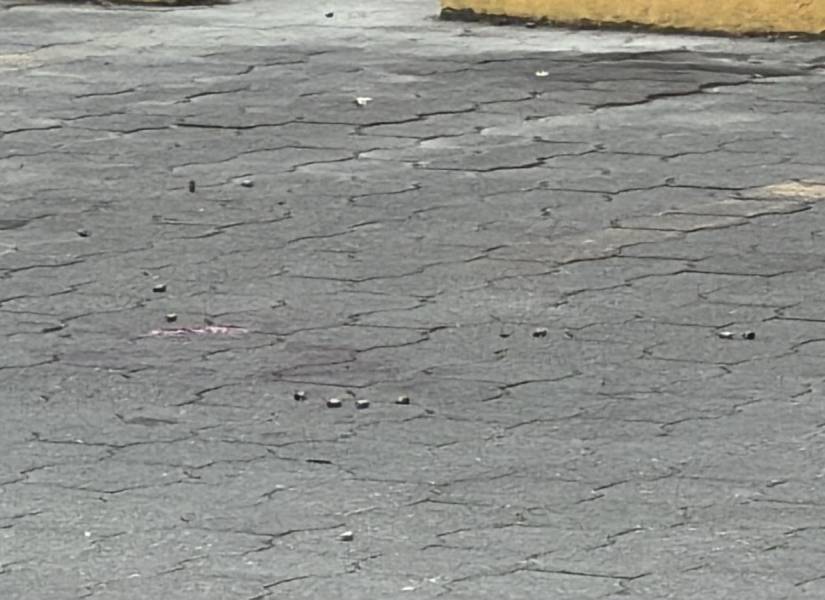Imagen de las casquillos de balas por la balacera entre un policía y delincuentes por el asalto de un vehículo blindado.