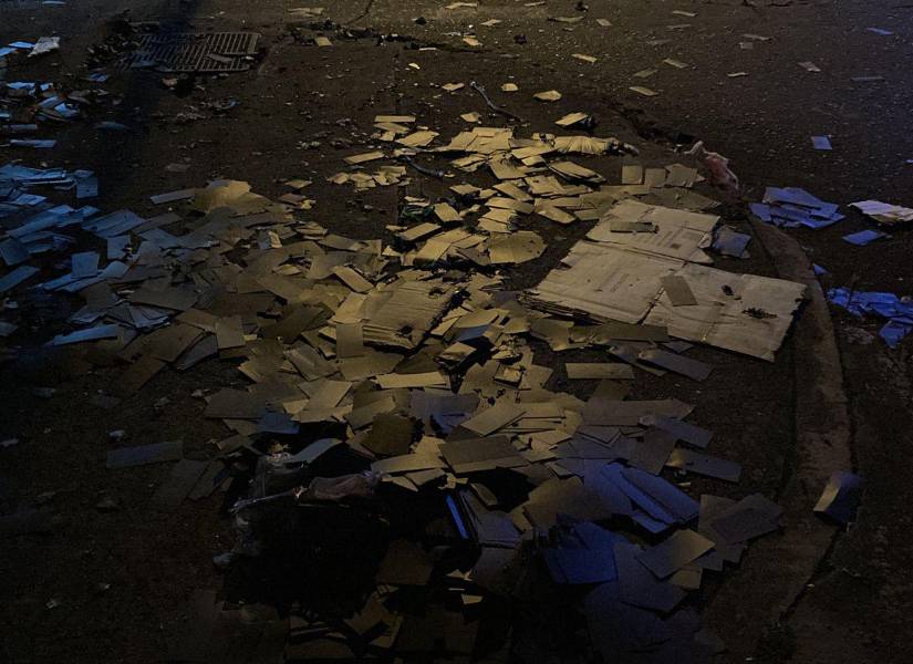 Trozos de papel fueron hallados al interior del paquete abandonado en Iñaquito.