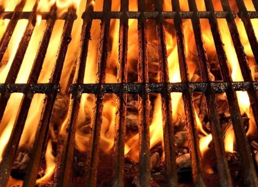 Imagen referencial de una parrilla prendida.