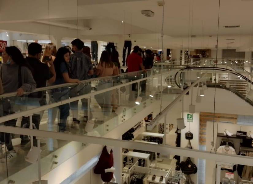 Filas a la espera del canje de entradas para el concierto de Bad Bunny en Ecuador.