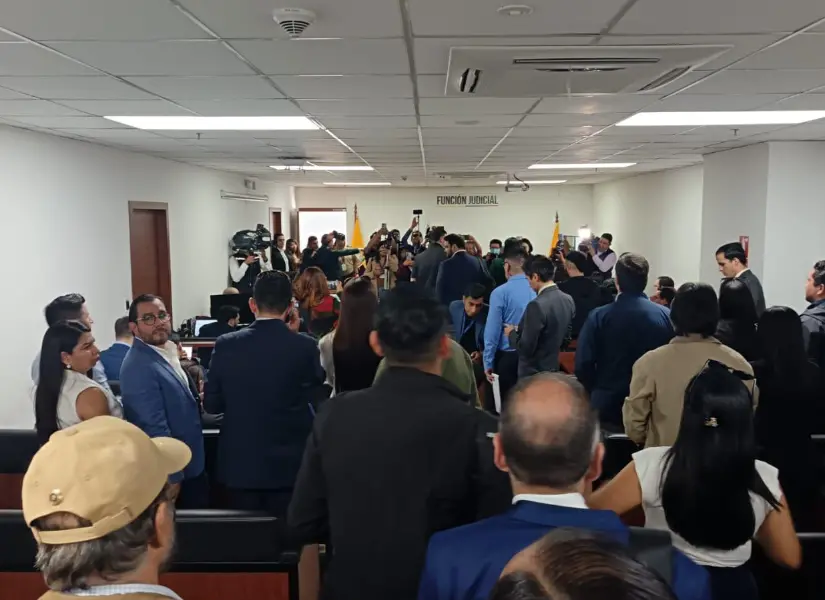 Imagen de la sala de audiencia de juicio del caso Triple A, previo a que sea ordenada por disposición del juez ponente.