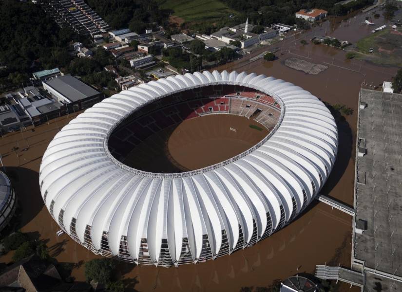 Fotografía aérea que muestra las inundaciones en el estadio de fútbol Beira-Rio y sus alrededores, ubicado a orillas del lago Guaíba en la ciudad de Porto Alegre (Brasil).