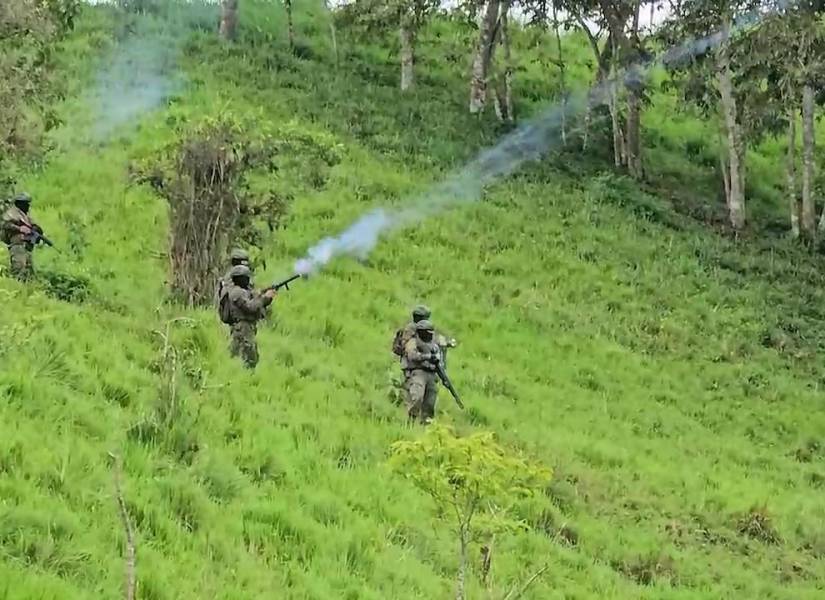 Foto de militares lanzando gases lacrimógenos a distancia hacia manifestantes antimineros, en Palo Quemado, Cotopaxi, este 20 de marzo de 2024.