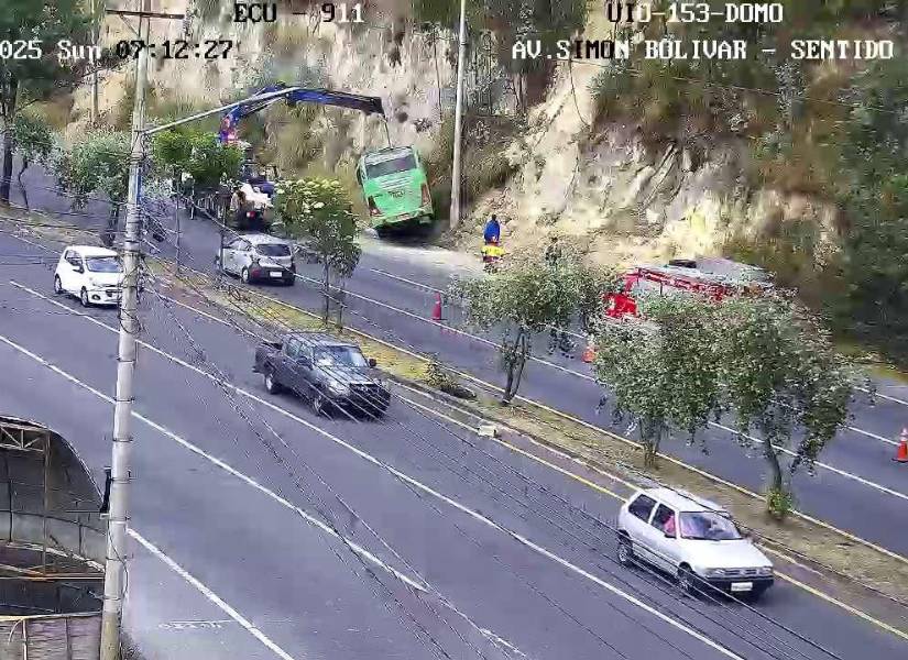 Siniestro en la av. Simón Bolívar e intersección con la Ruta Viva.