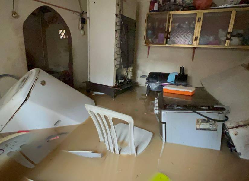 Electrodomésticos flotan en el agua dentro de las viviendas.