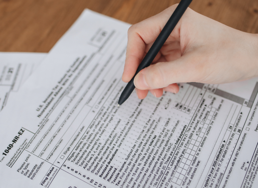 Persona llenando documentos