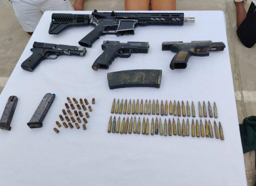 Imagen de cuatro armas de fuego incautadas a tres personas tras un doble crimen.