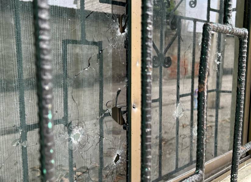 En la imagen se ve el impacto de las balas en la ventana y rejas de la casa donde vivía la familia Pinto.