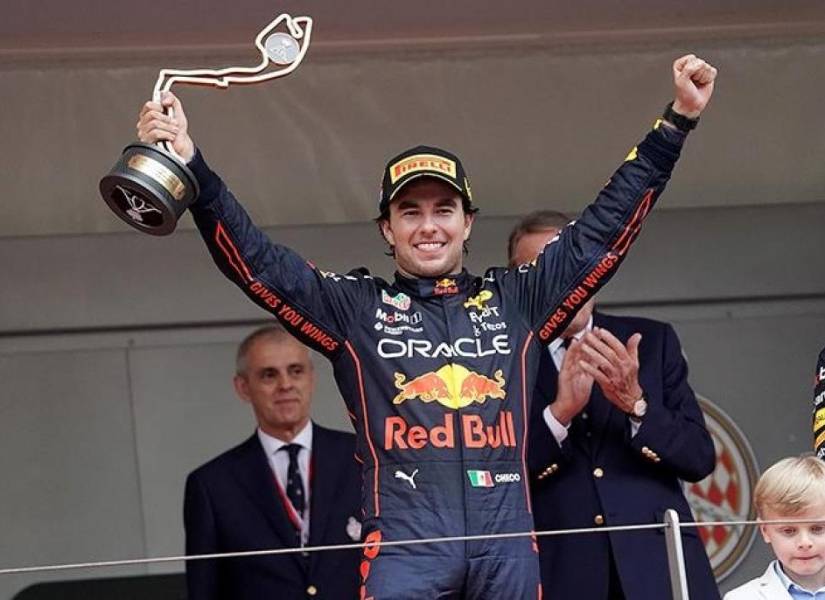 Checo celebrando su victoria en el GP de Mónaco en el 2022.