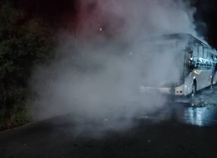 Incendio vehicular en la Av. Simón Bolívar y Princesa Toa, sector La Argelia.