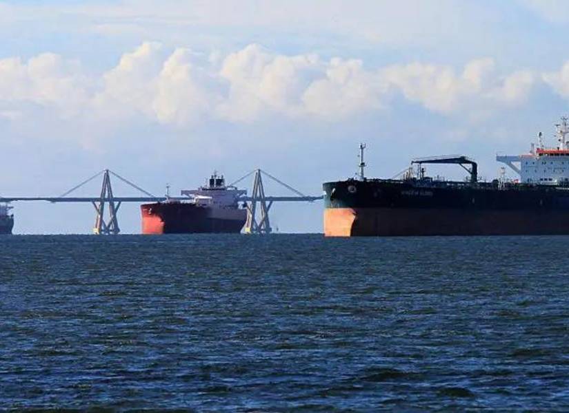 Petroleros en el puerto de Maracaibo hace unos días.