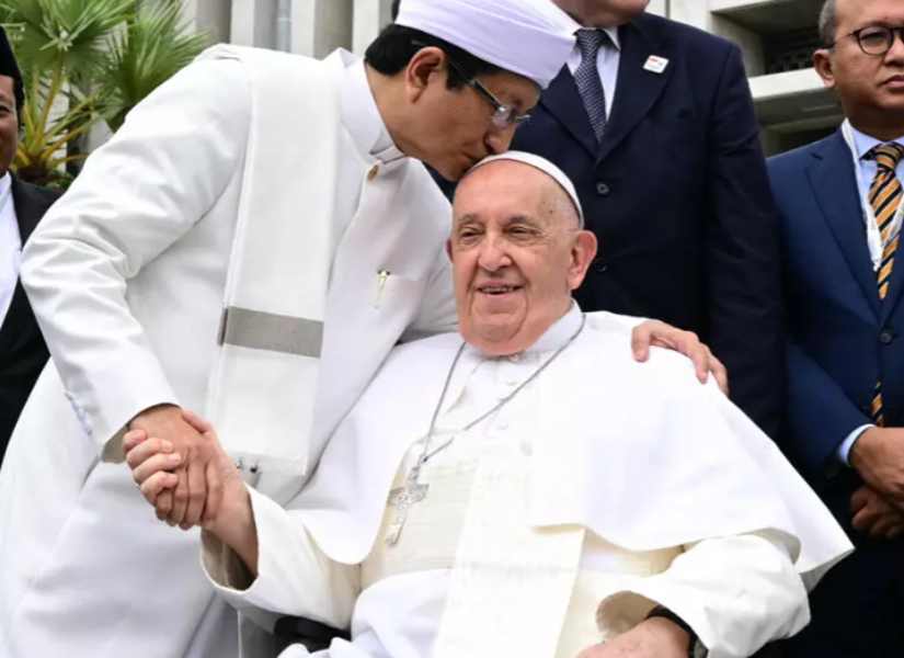 El imán indonesio Nasaruddin Umar besa al papa Francisco en la cabeza tras la reunión interreligiosa celebrada en la mezquita de Istiqlal, el 5 de septiembre de 2024.