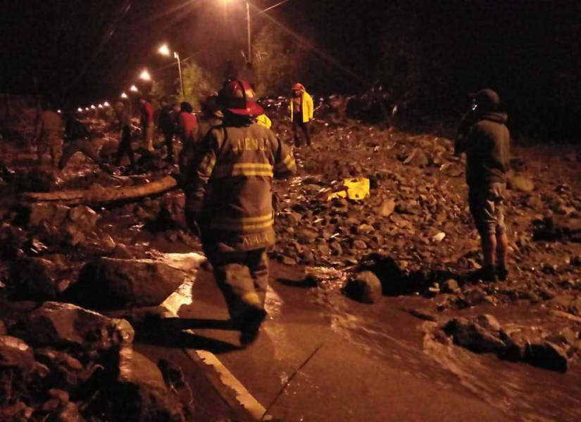 Imagen del labor que realizan los bomberos para evaluar los daños que ocasionó el afluente de los ríos y las lluvias en el sector de Marianza de Cuenca.