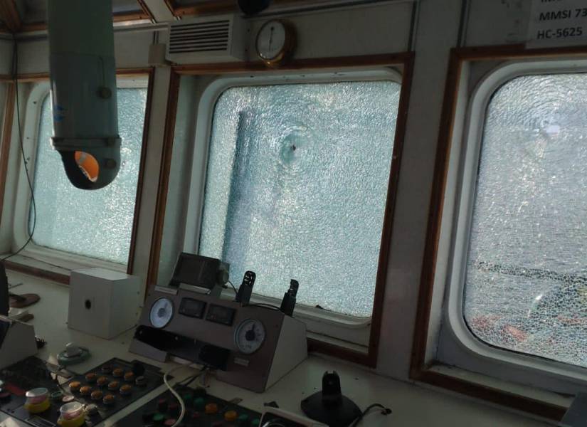 Imagen de uno de los remolcadores que trabajan para la naviera Maersk, tras ser baleada por delincuentes.