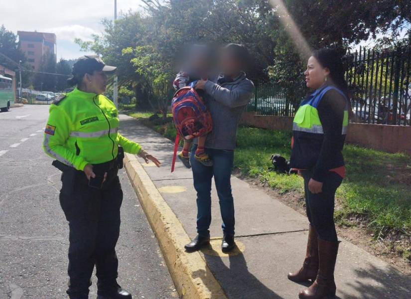 Momento en que los agentes de la Policía Nacional entregan al niño a su familiar.