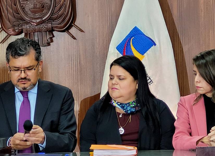 Foto del 24 de marzo del 2023. Alí Lozada (i), presidente de la Corte Constitucional, cuando se hizo el sorteo sobre el pedido de juicio político a Guillermo Laso. Ahora tendrán que revisar sus decretos durante los próximos seis meses.