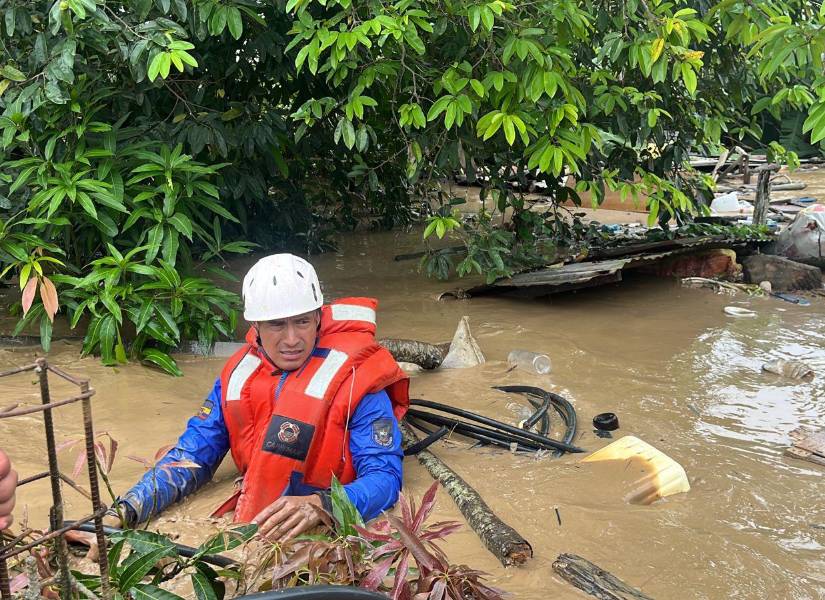 Rescatistas intervinieron para ayudar a los afectados.