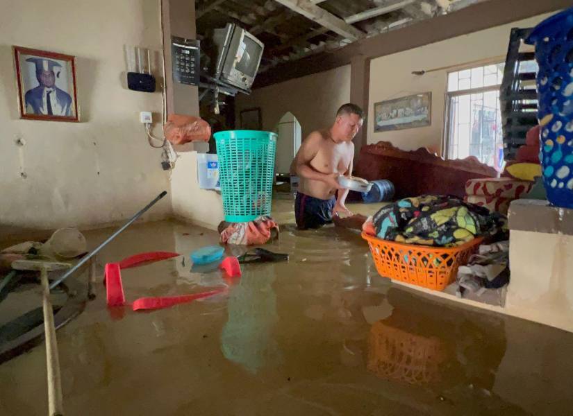 Afectados recogen sus pertenencias para salir de sus hogares.