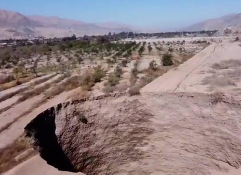 Medios locales han captado el gran agujero en el desierto de Atacama, Chile.