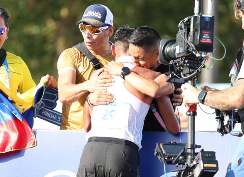 Andrés Chocho abraza a Daniel Pintado tras conseguir medalla de oro en los Juegos Olímpicos de París 2024
