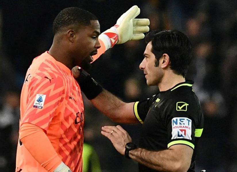 Maignan denunciando un caso de racismo por parte de la hinchada del Udinese. (Archivo)