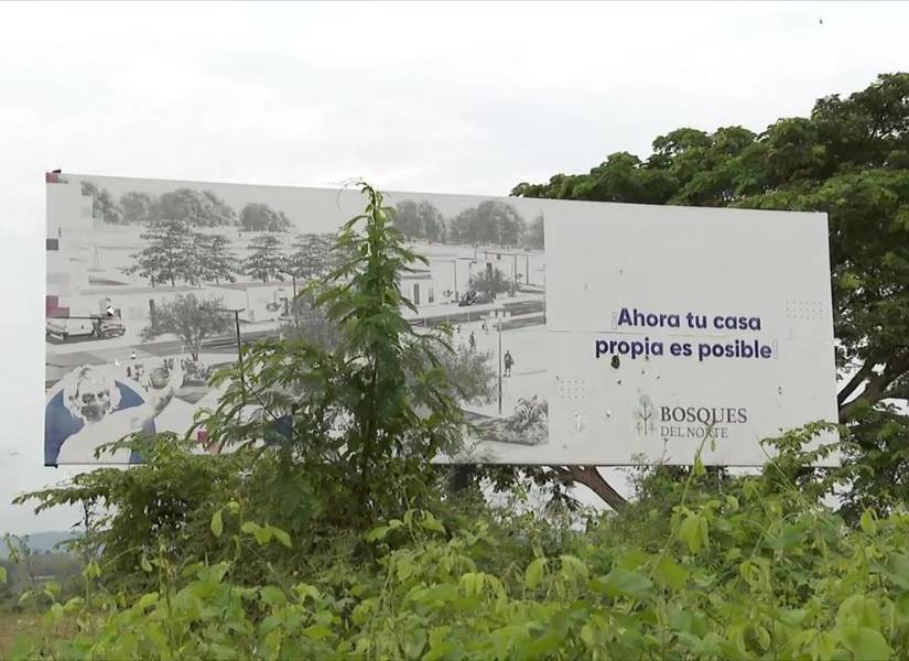 Imagen de un letrero descolorido que promovía el plan habitacional Bosques del Norte, abandonado por el Municipio de Guayaquil.