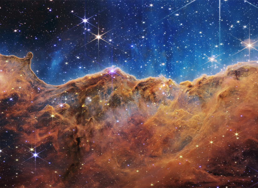 'Webb' revela estrellas bebés en la Nebulosa Carina, donde la radiación ultravioleta y los vientos estelares forman colosales paredes de polvo y gas.
