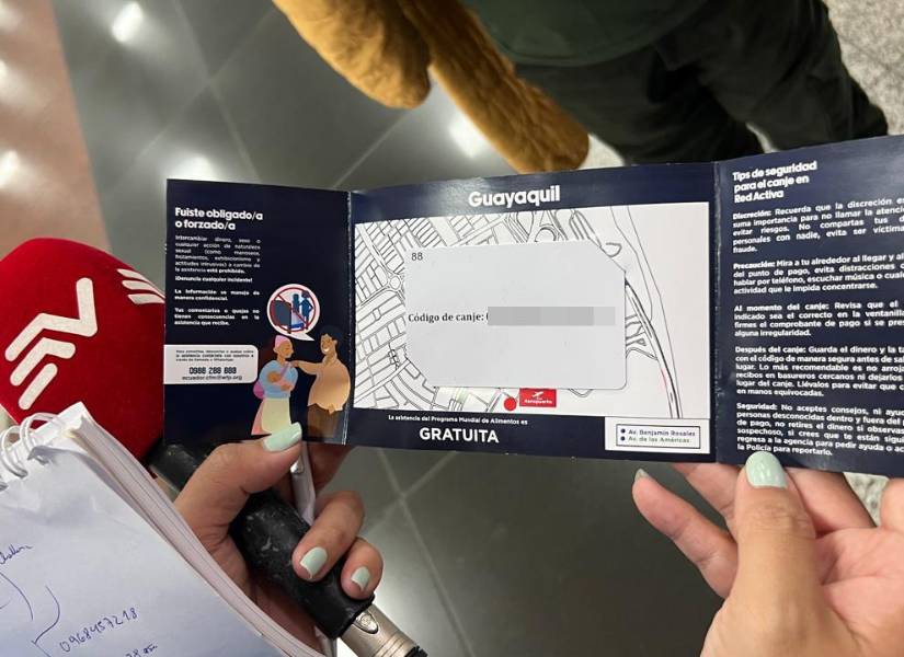 Los ecuatorianos deportados de Estados Unidos reciben una tarjeta para acceder a 50 dólares.