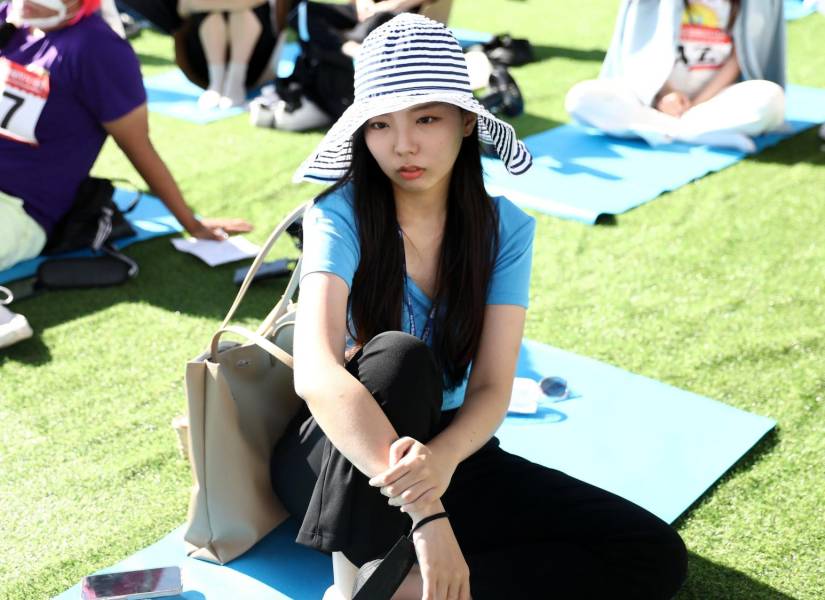 Una mujer participando en el concurso Space Out.