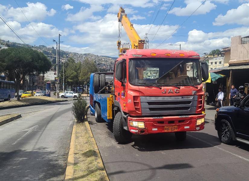 La grúa que remolcó al vehículo en La Marín.