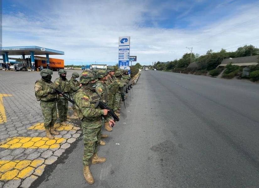 Militares ubicados en una estación de combustibles.