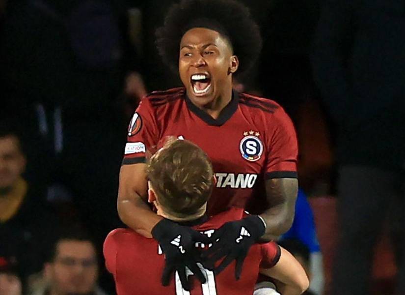 Angelo Preciado celebrando un gol en el Sparta Praga.