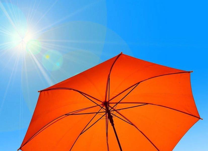 Imagen referencial de sombrilla protegiendo de los rayos UV.