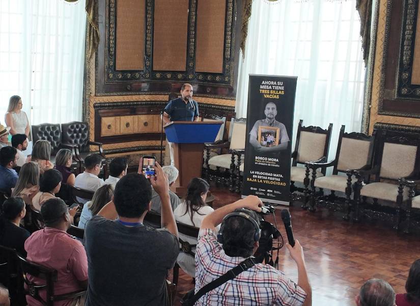 Uno de los casos más recordados ocurrió el Día del Padre del 2023, en la Vía a la Costa. Un vehículo perdió el control e impactó a Bosquito, de 72 años, y a sus nietos Bosco y Andrés, de 17 y 15 años, quienes fallecieron en el sitio.