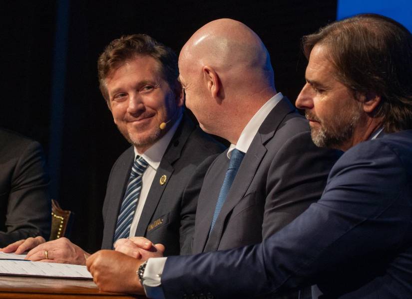 Alejandro Domínguez y Gianni Infantino firman el acta del Mundial 2030