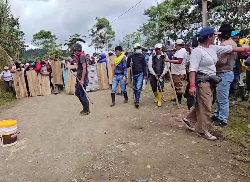 Imagen de la concentración de manifestantes armando una barricada de madera en la entrada de la parroquia Palo Quemado del cantón Sigchos de la provincia de Cotopaxi, este 20 de marzo de 2024.