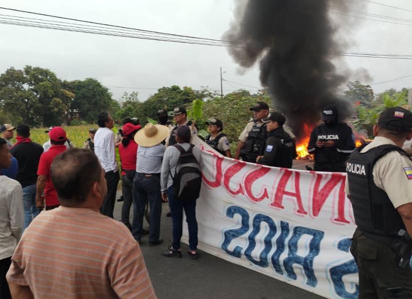 Cierre con quema de llantas en la vía Montalvo.