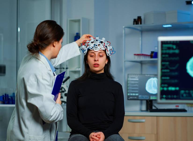 Médico neurólogo realizando un examen monitoreando el cerebro.