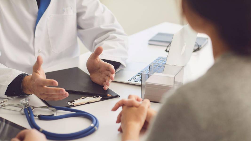 Estos son los meses de aportación al IESS que necesitas para recibir atención médica