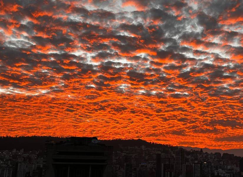 El cielo de Quito la madrugada del 23 de enero.