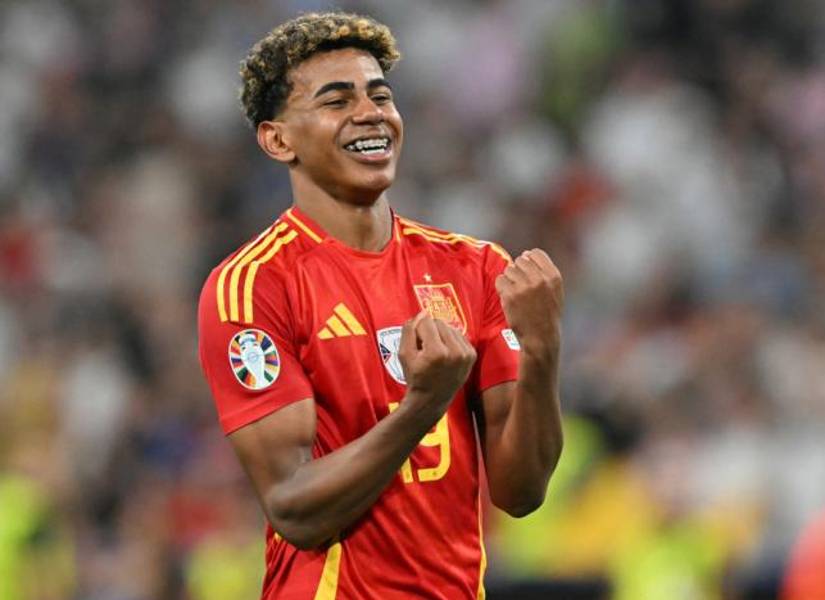Lamine Yamal celebra un gol con España