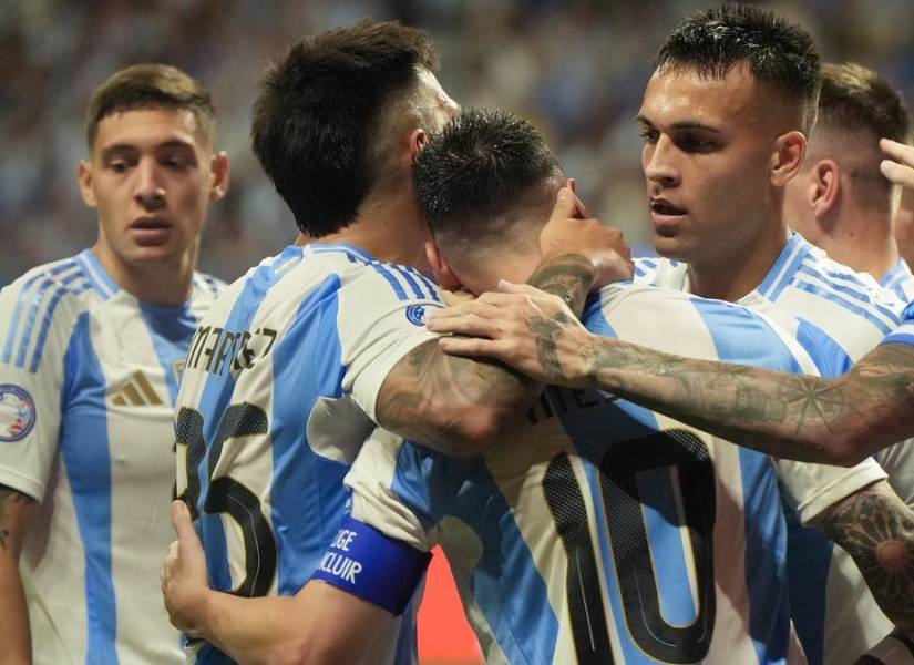 Jugadores de Argentina celebrando el triunfo.