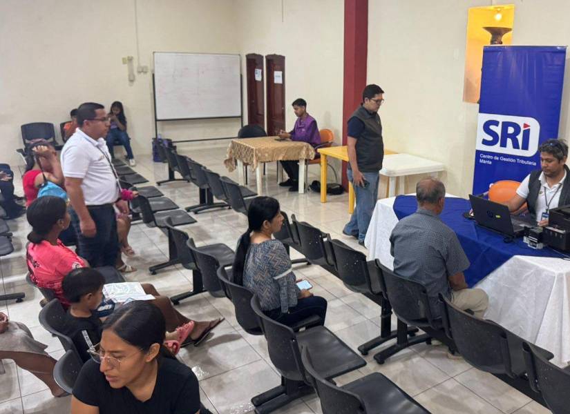 Imagen referncial de ciudadanos esperando su turno en el SRI.