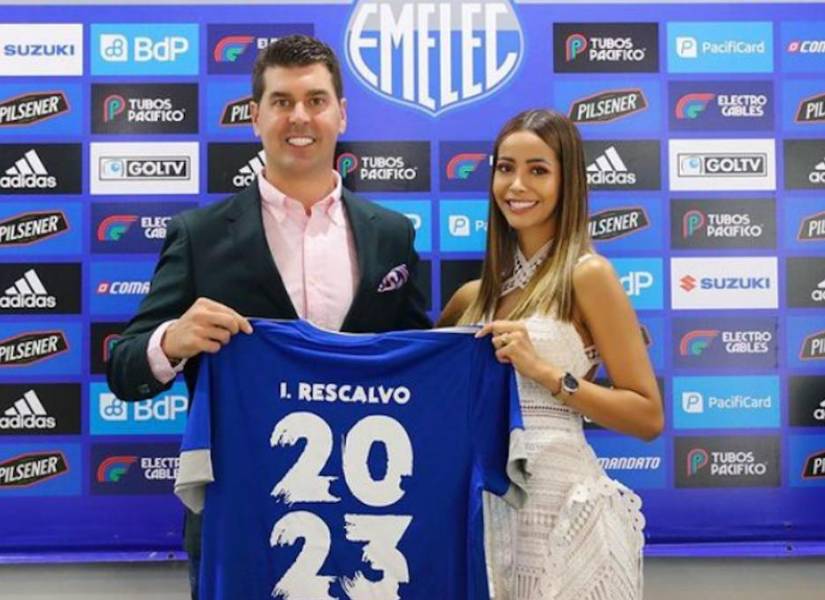 Ismael Rescalvo junto a su esposa el día que renovó con Emelec.