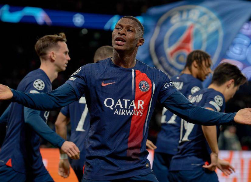 Nuno Mendes festejando un gol.