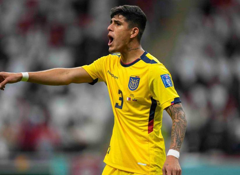 Piero Hincapié en un partido con la seelcción de Ecuador