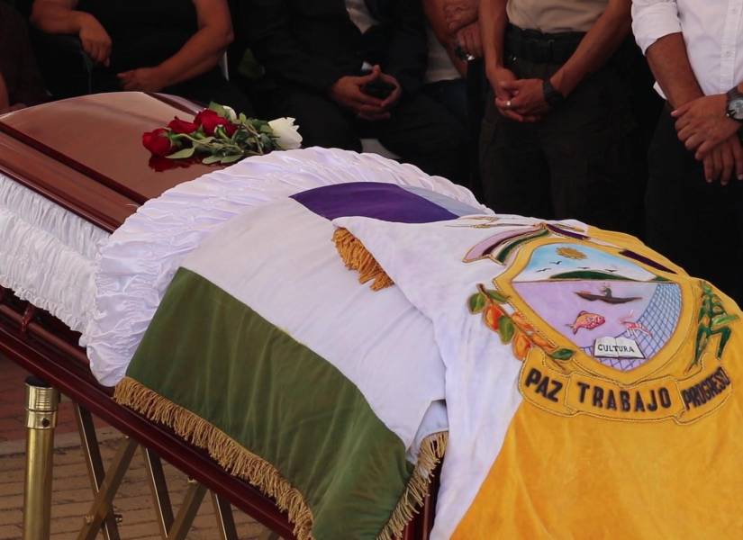 Imagen del féretro de Brigitte García, con la bandera de San Vicente, previo a su sepultura, este martes 26 de marzo.