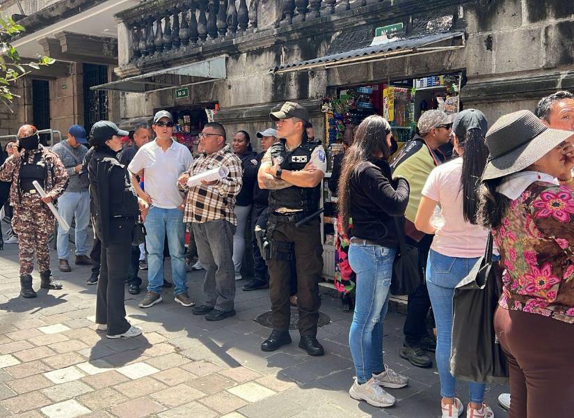 Los guías penitenciarios en los exteriores del Palacio de Carondelet.
